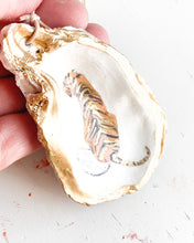 Load image into Gallery viewer, Striped Tiger Oyster Thin Strap Necklace